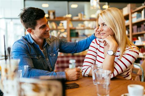 jak poznat e se mnou flirtuje|17 ověřených tipů a znamení – jak poznat, že se mu。